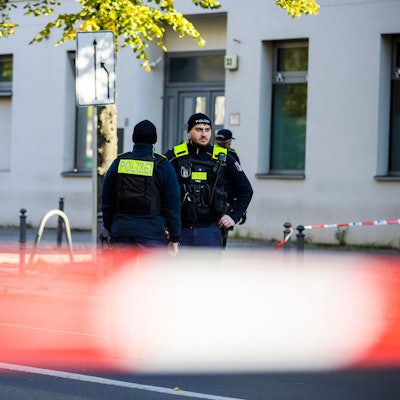 Polizeikräfte stehen vor der jüdischen Gemeinde Kahal Adass Jisroel in der Brunnenstraße in Berlin-Mitte. Auf das Haus mit jüdischen Einrichtungen hat es in der Nacht zu Mittwoch (18. Oktober) einen Brandanschlag gegeben.