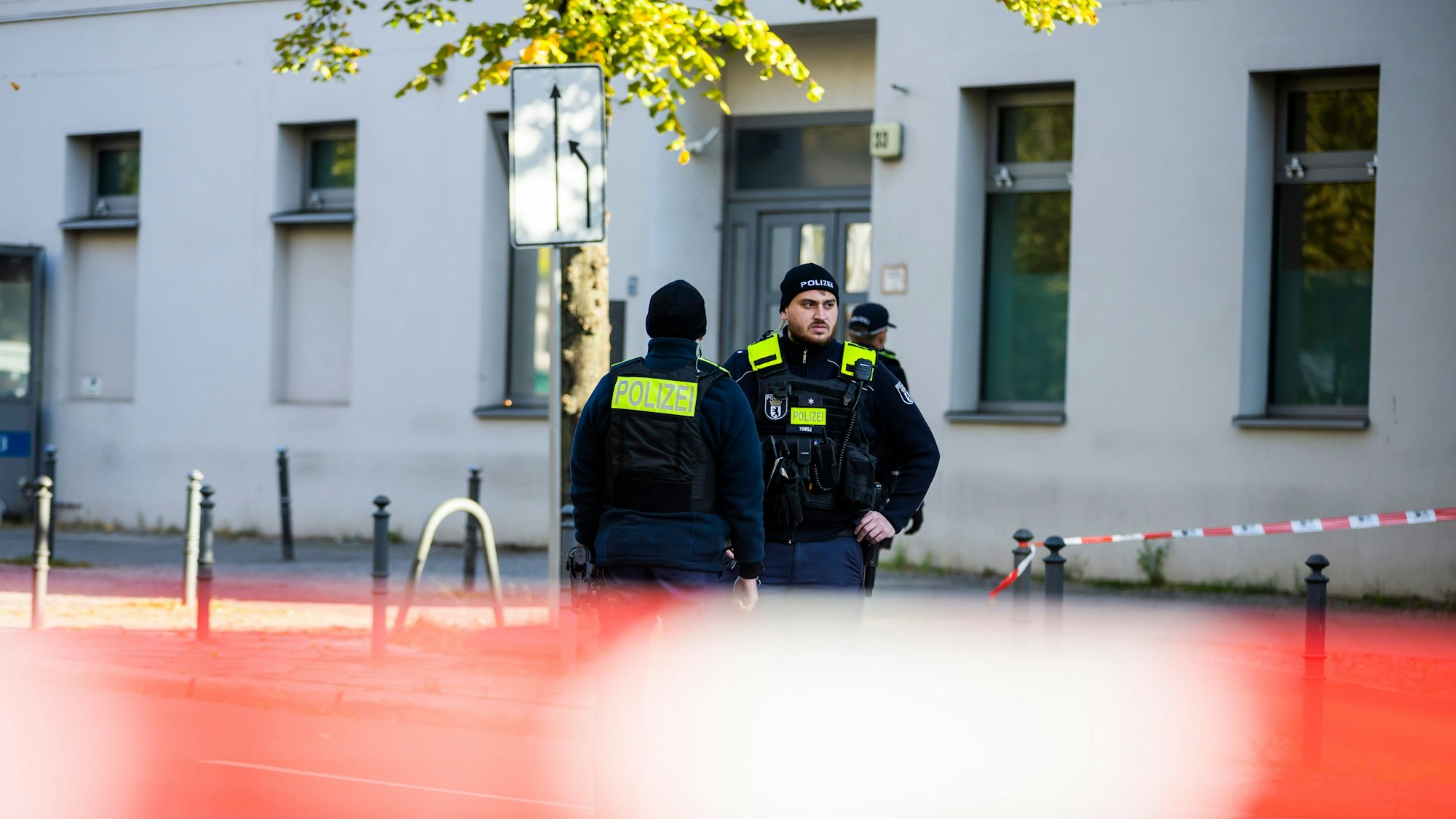 Polizeikräfte stehen vor der jüdischen Gemeinde Kahal Adass Jisroel in der Brunnenstraße in Berlin-Mitte. Auf das Haus mit jüdischen Einrichtungen hat es in der Nacht zu Mittwoch (18. Oktober) einen Brandanschlag gegeben.