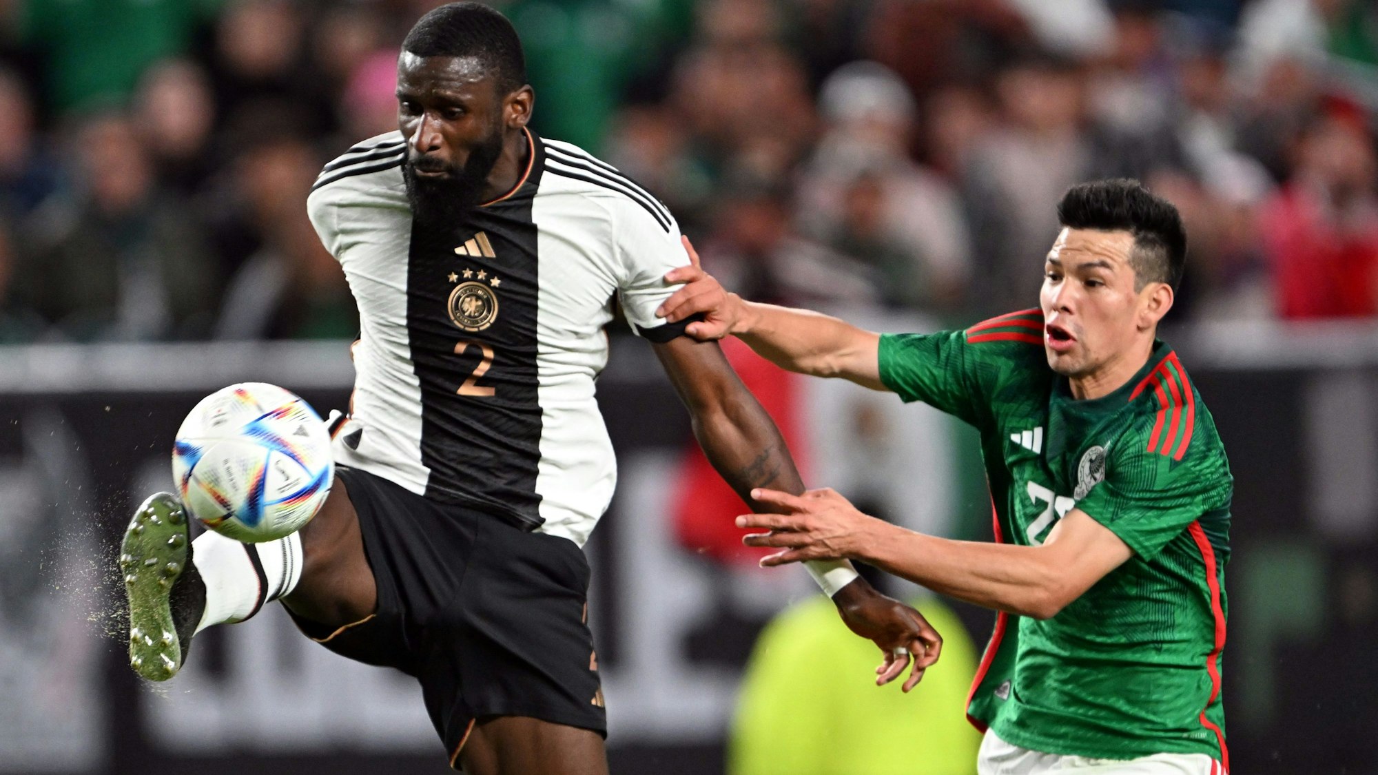 DFB-Torschütze Antonio Rüdiger im Duell mit Mexikos Topspieler Hirving Lozano