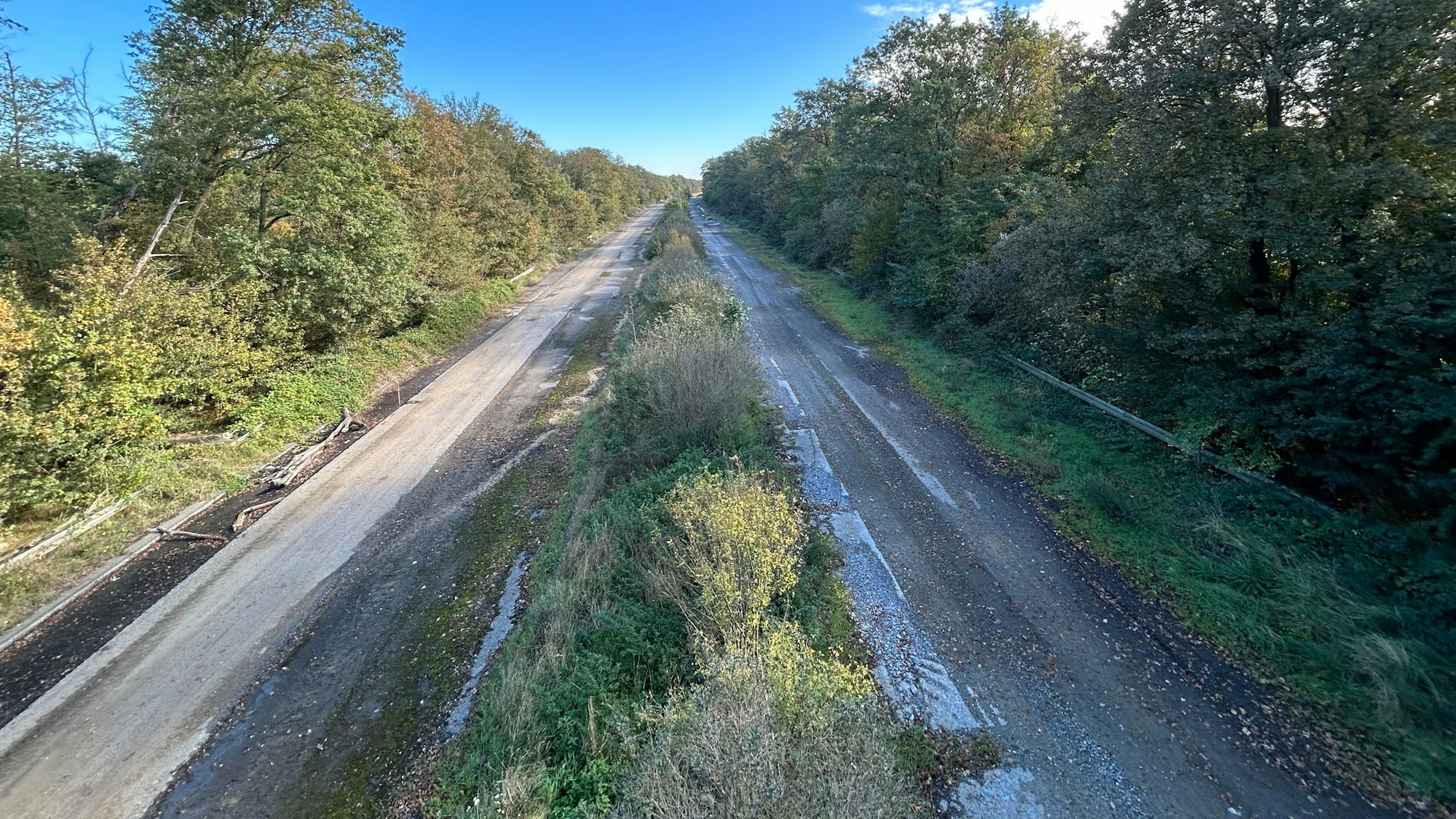 Die alte Trasse der Autobahn 4 im Rheinischen Braunkohlerevier bei Manheim