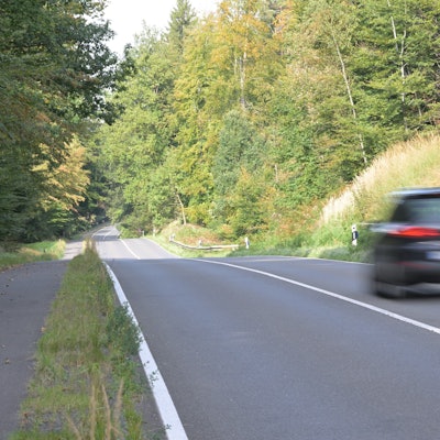 Auf der L288 durch den Königsforst gilt überwiegend Tempo 100.