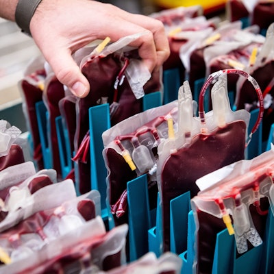 Blutkonserven werden im Kühlraum vom Blutspendedienst des Deutschen Roten Kreuzes (DRK) gelagert.