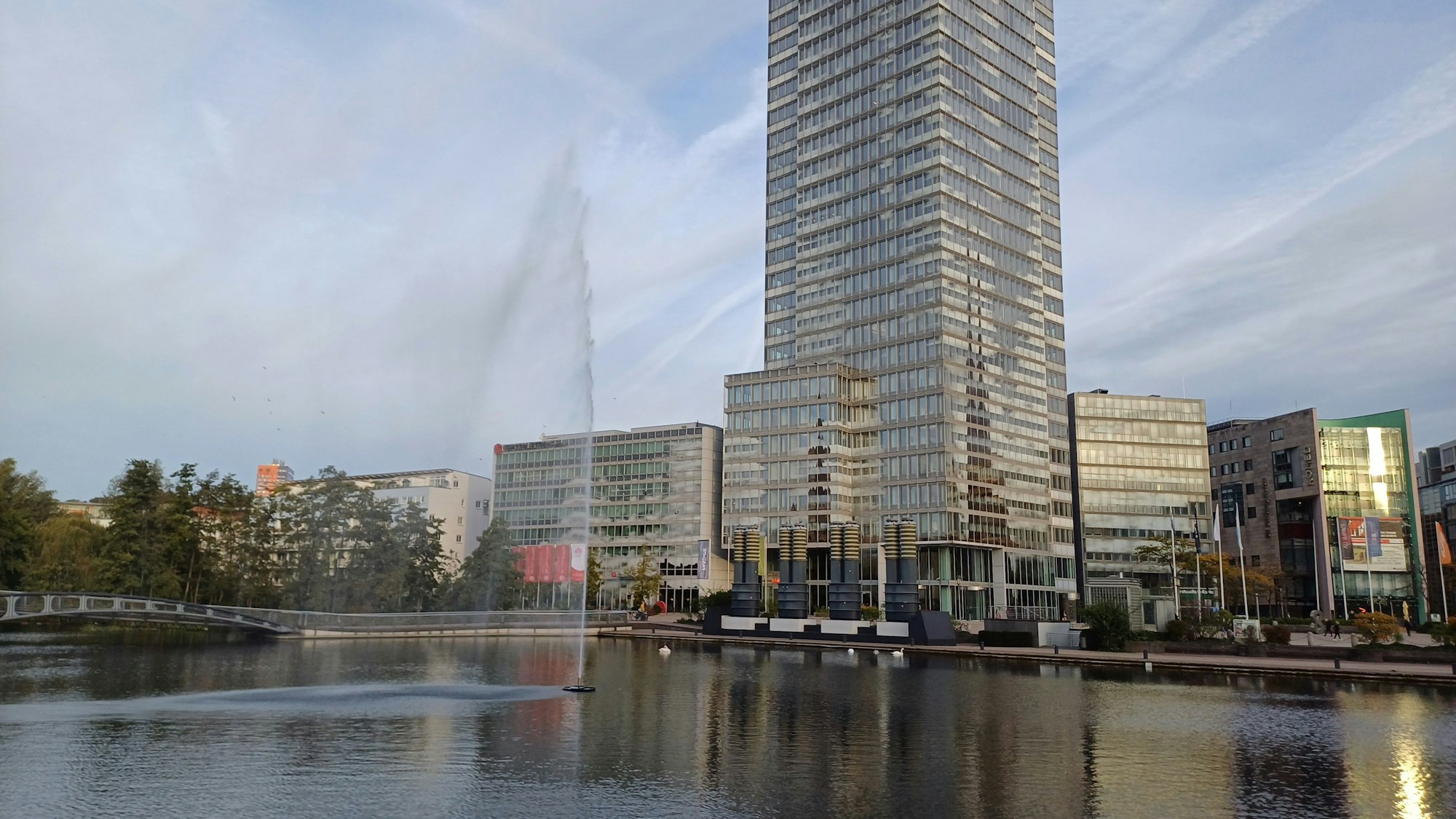Der Kölner Mediapark mit einer Fontäne im See