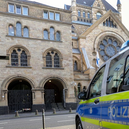 10.10.2023, Köln: Polizeiposten vor der Synagoge in der Roonstraße.
Nach dem Angriff der Hamas auf Israel sind auch in Köln die Sicherheitsmaßnahmen vor jüdischen Einrichtungen verschärft worden.
Foto: Michael Bause