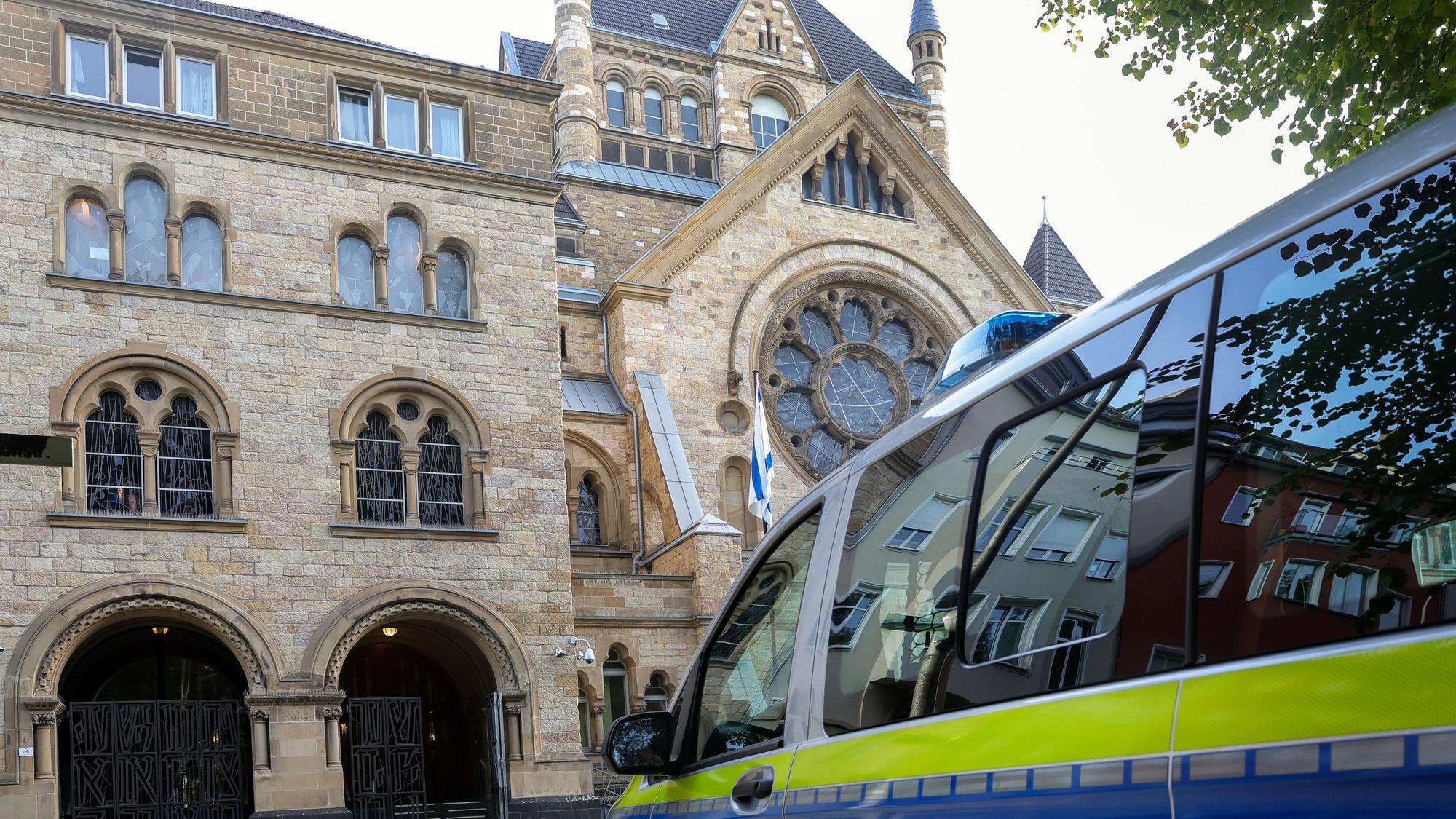 10.10.2023, Köln: Polizeiposten vor der Synagoge in der Roonstraße.
Nach dem Angriff der Hamas auf Israel sind auch in Köln die Sicherheitsmaßnahmen vor jüdischen Einrichtungen verschärft worden.
Foto: Michael Bause
