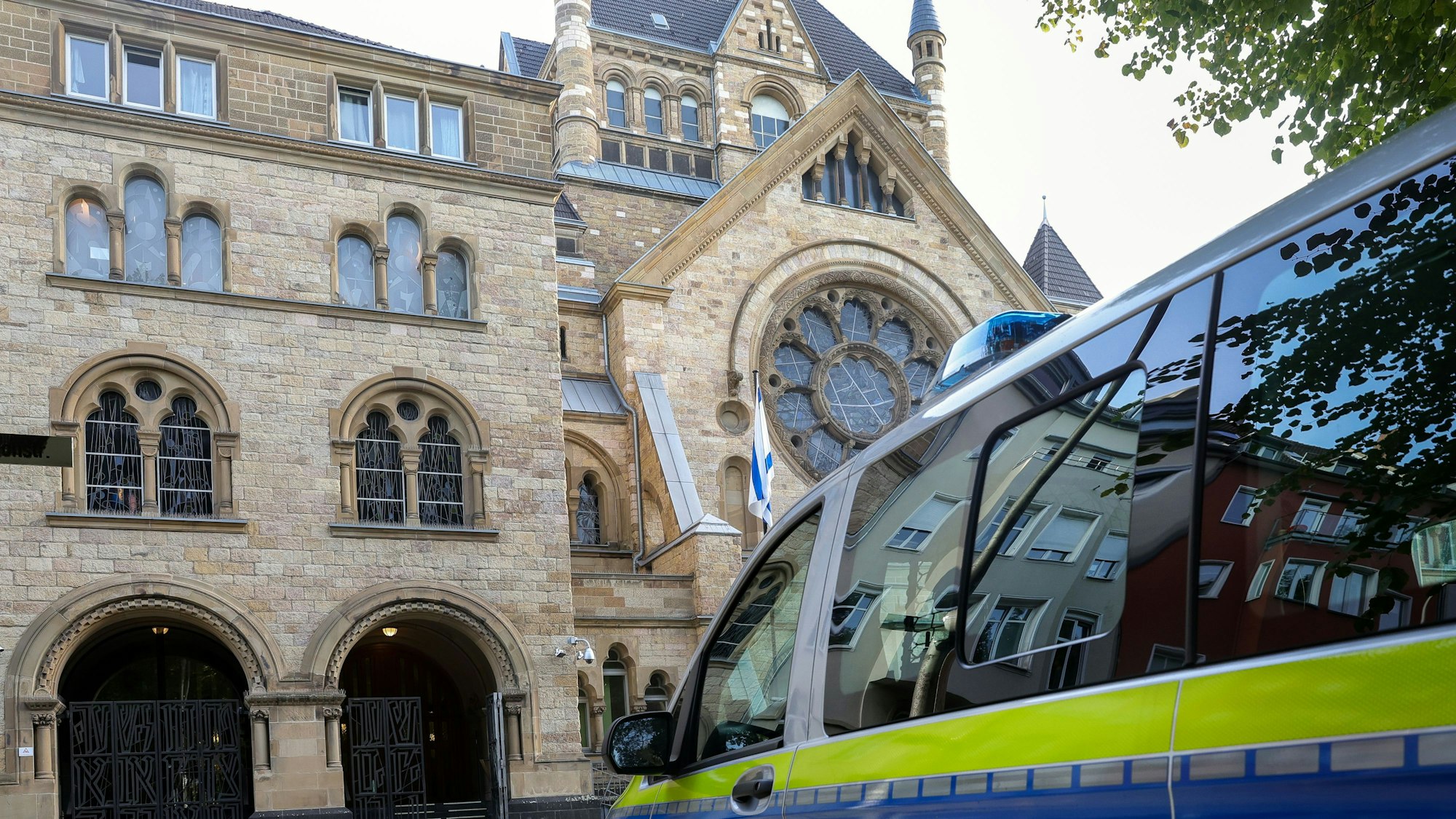 Ein Polizeiwagen steht vor der Synagoge in der Roonstraße.