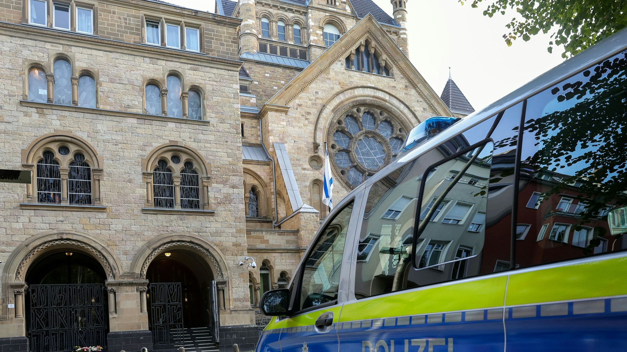 Ein Polizeiposten vor der Synagoge in der Roonstraße.
Nach dem Angriff der Hamas auf Israel sind auch in Köln die Sicherheitsmaßnahmen vor jüdischen Einrichtungen verschärft worden.