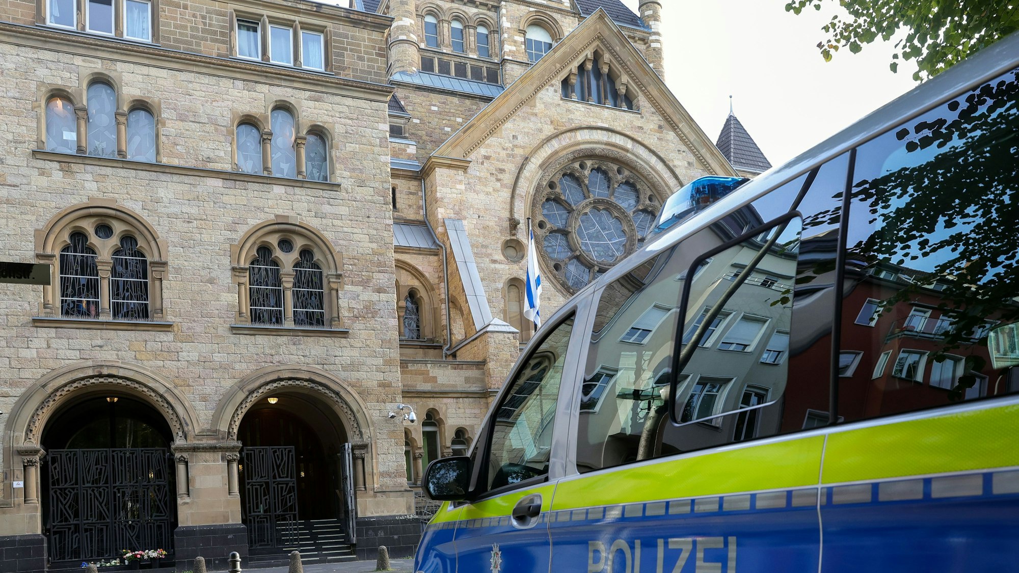 Polizeiposten vor der Synagoge in der Kölner Roonstraße.