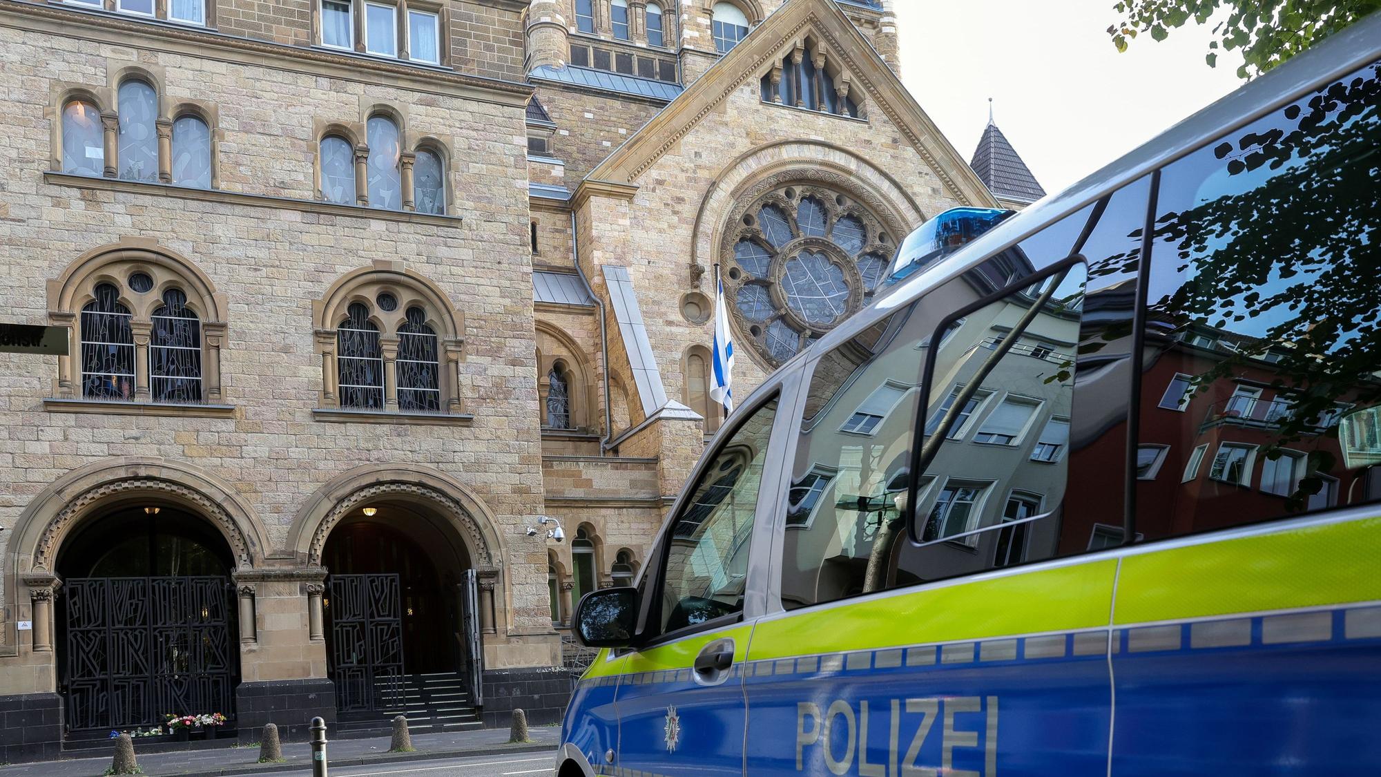 Das Bild zeigt einen Einsatzwagen der Polizei Köln vor der Synagoge in der Roonstraße. (Archivbild vom 10. Oktober 2023)