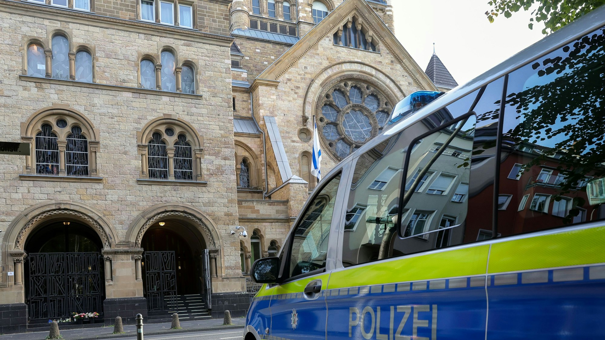 Das Bild zeigt einen Einsatzwagen der Polizei Köln vor der Synagoge in der Roonstraße. (Archivbild vom 10. Oktober 2023)