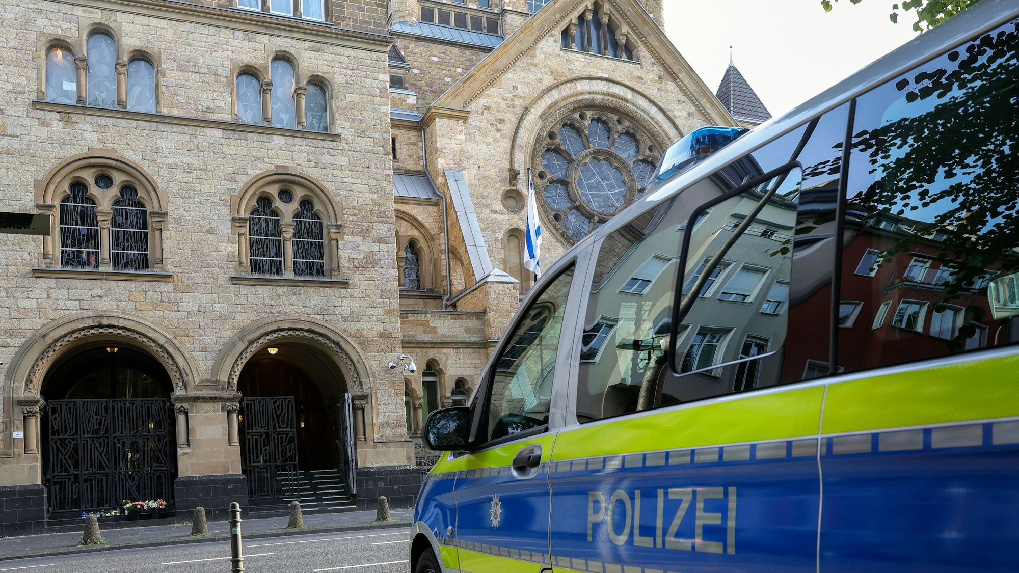 Ein Polizeiauto steht vor der Synagoge an der Roonstraße in Köln.
