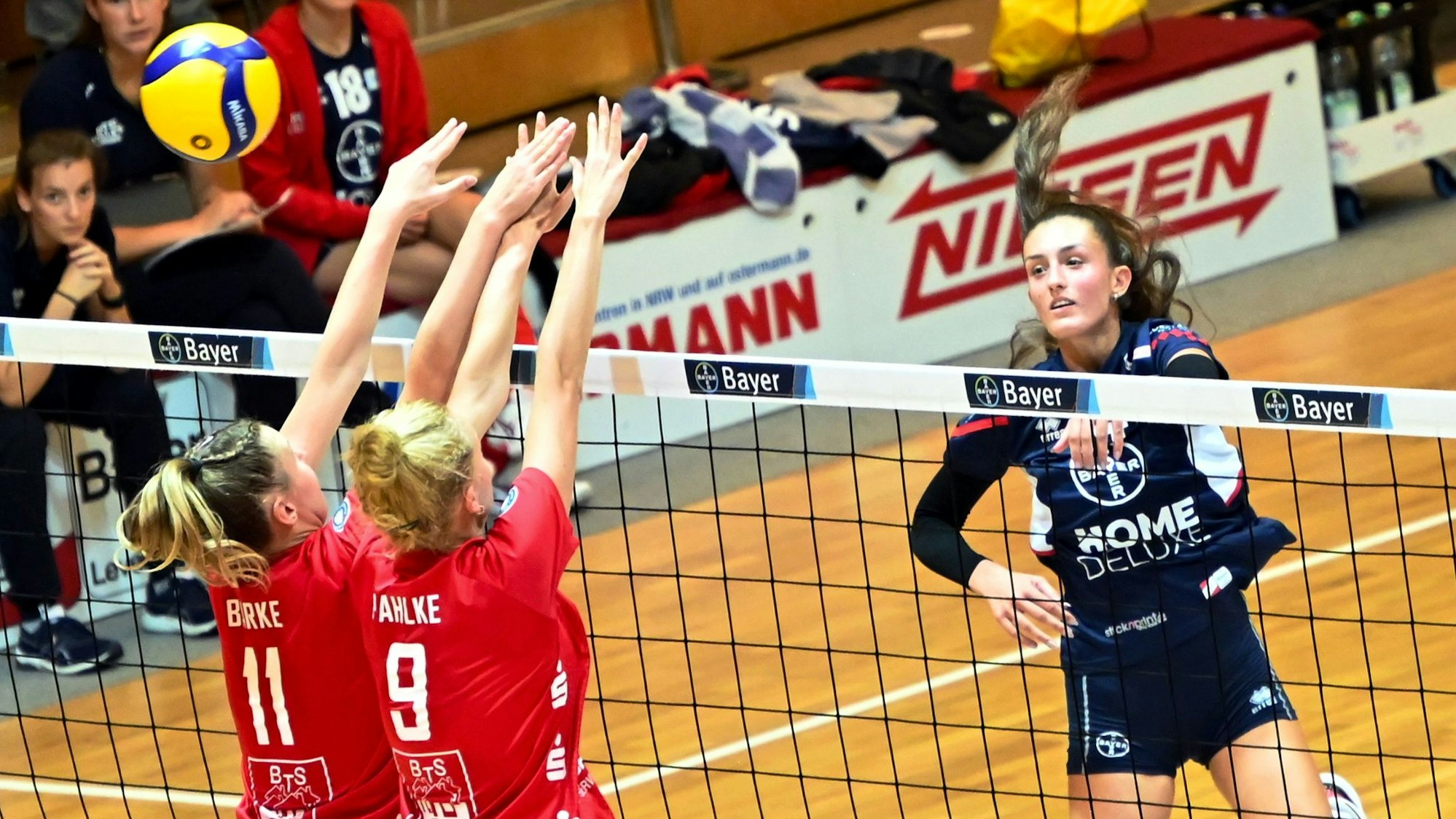 16.09.2023,-Volleyball-Bayer Volleys - Stralsund
rechts: Fabienne Schuldt (Bayer)
Foto: Uli Herhaus