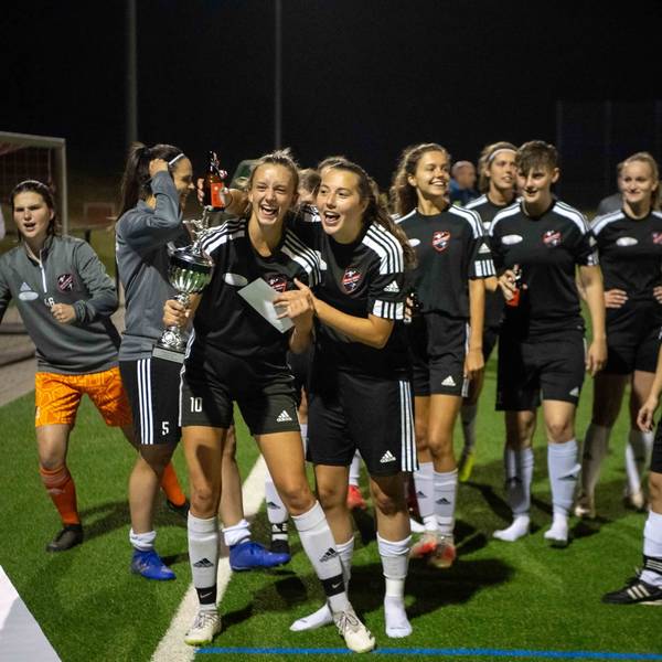 Eine Fußballspielerin jubelt über den Pokalsieg.