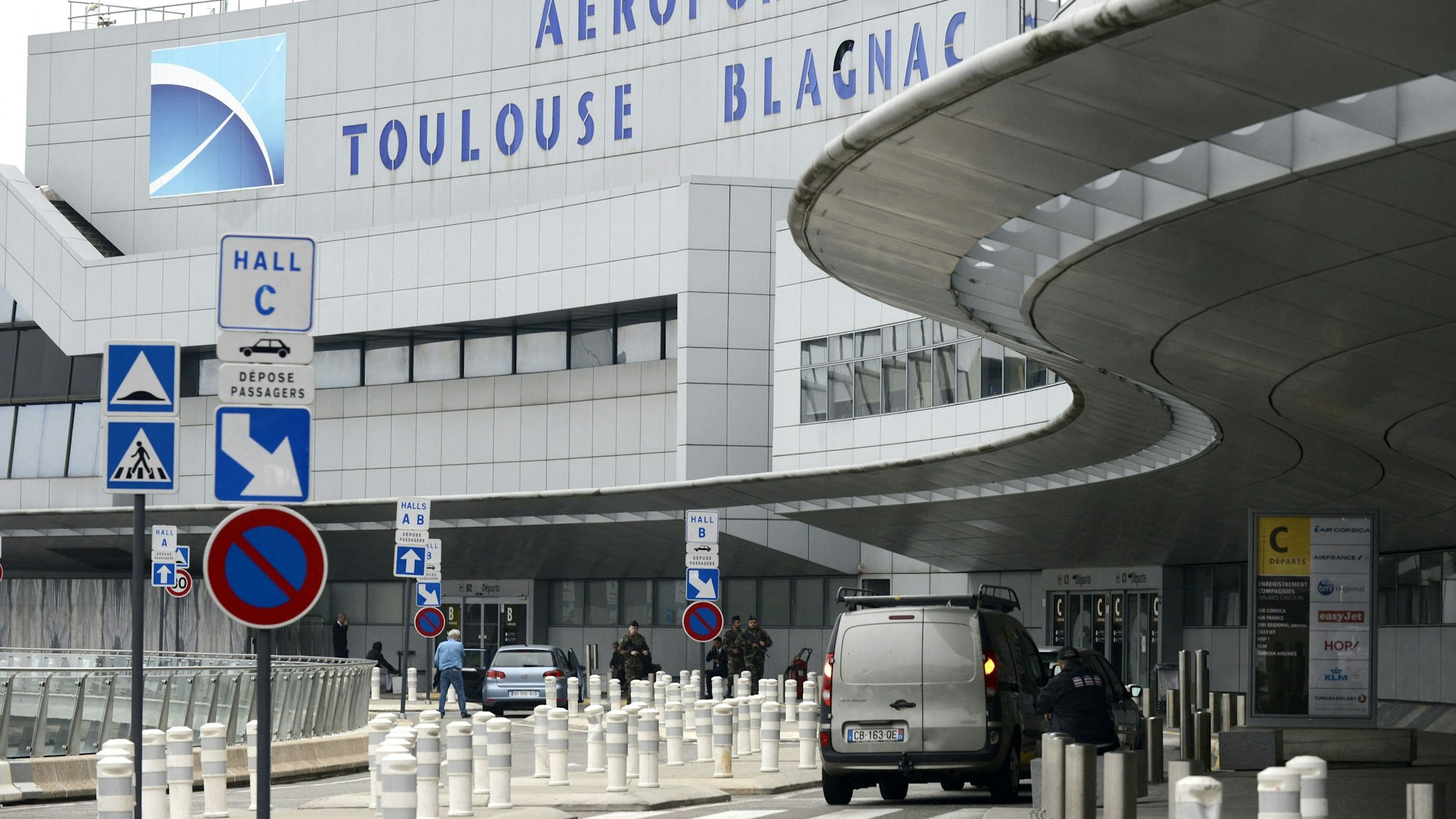Soldaten patroullieren am Flughafen Toulouse-Blagnac nachdem an diesem und fünf weiteren Airports Bombendrohungen eingegangen sind.
