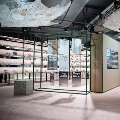 Blick in den Pavillon des Ehrengastlands Slowenien. Die 75. Frankfurter Buchmesse findet von 18. bis 22. Oktober 2023 statt.