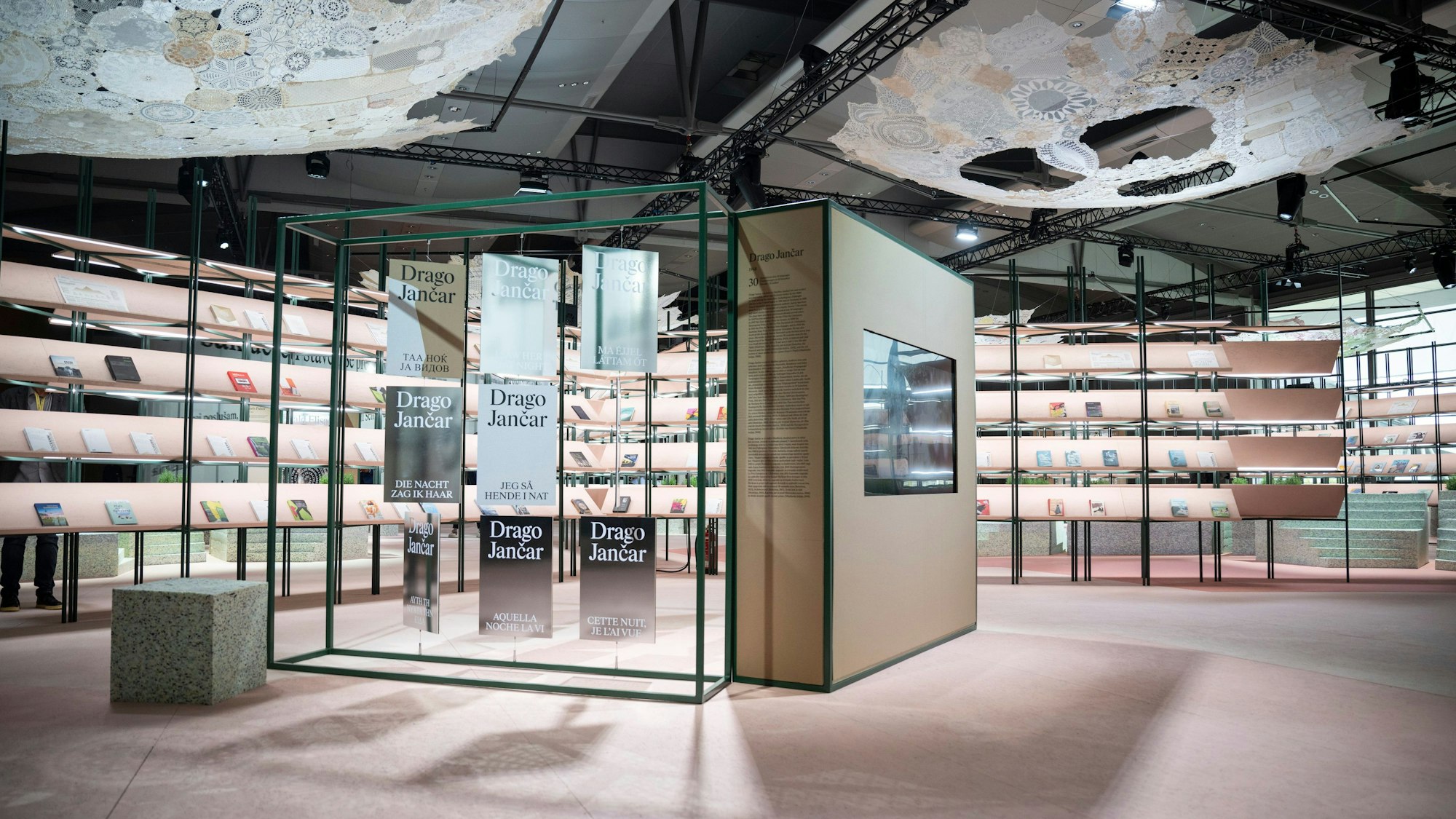 Blick in den Pavillon des Ehrengastlands Slowenien. Die 75. Frankfurter Buchmesse findet von 18. bis 22. Oktober 2023 statt.