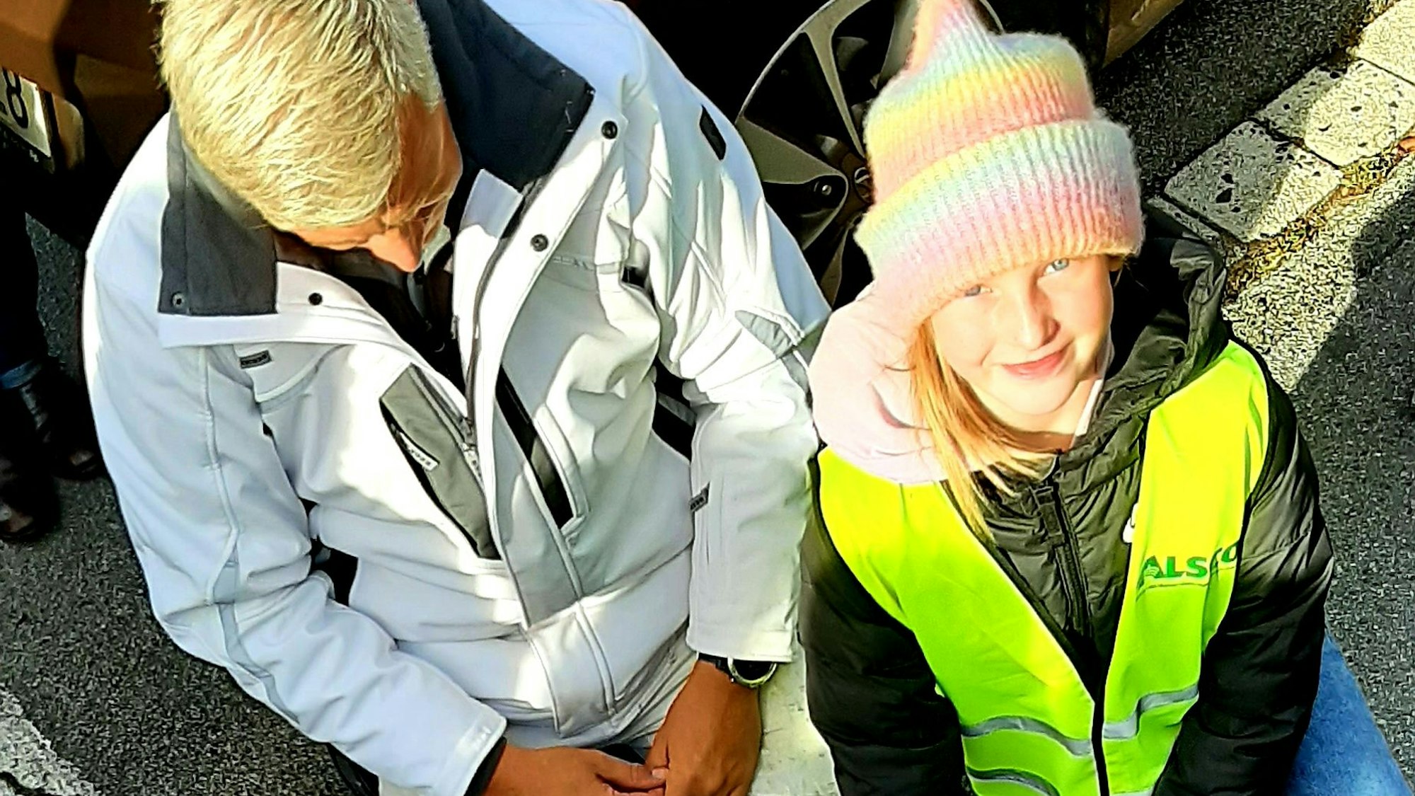 Rund um die GGS Im Kirchfeld in Lützenkirchen sprühten die Schülerinnen und Schüler des Schülerparlaments gemeinsam mit Malermeister Jens Wagner und Malermeisterin Maike Schmale Fußbadrücke auf die Wege, die einen sicheren Schulweg anzeigen und garantieren sollen.