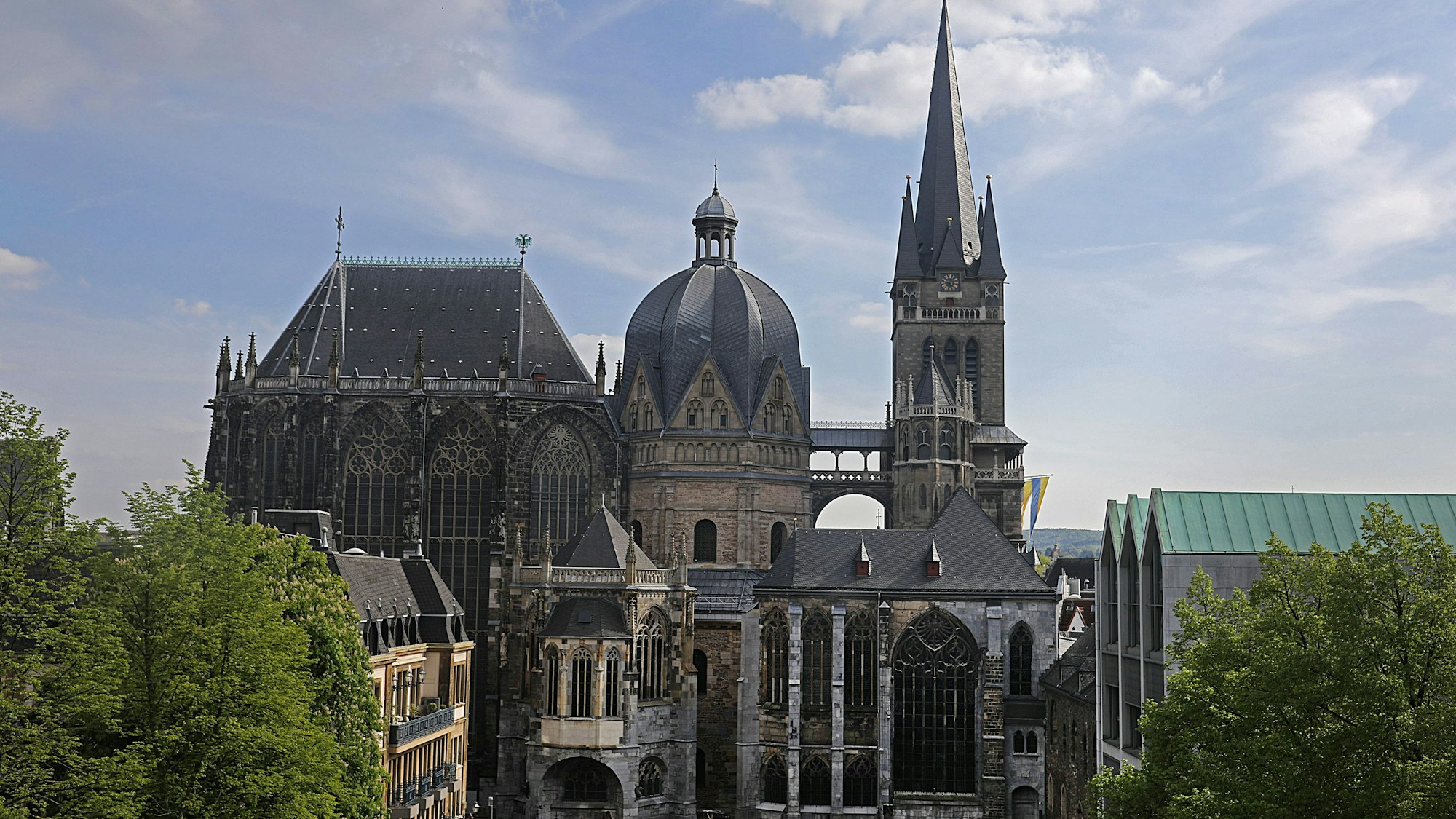 Der Aachener Dom von außen.