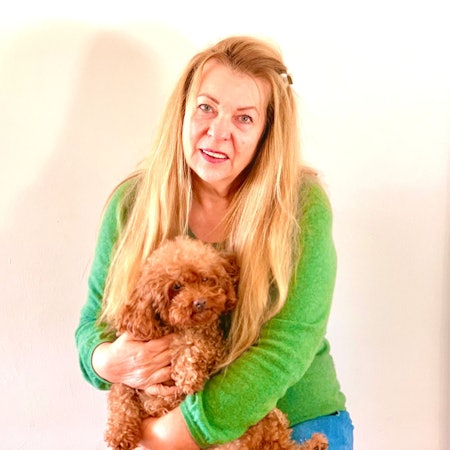 Doris Kreten-Kirchner im Portrait mit ihrem Toypudel.