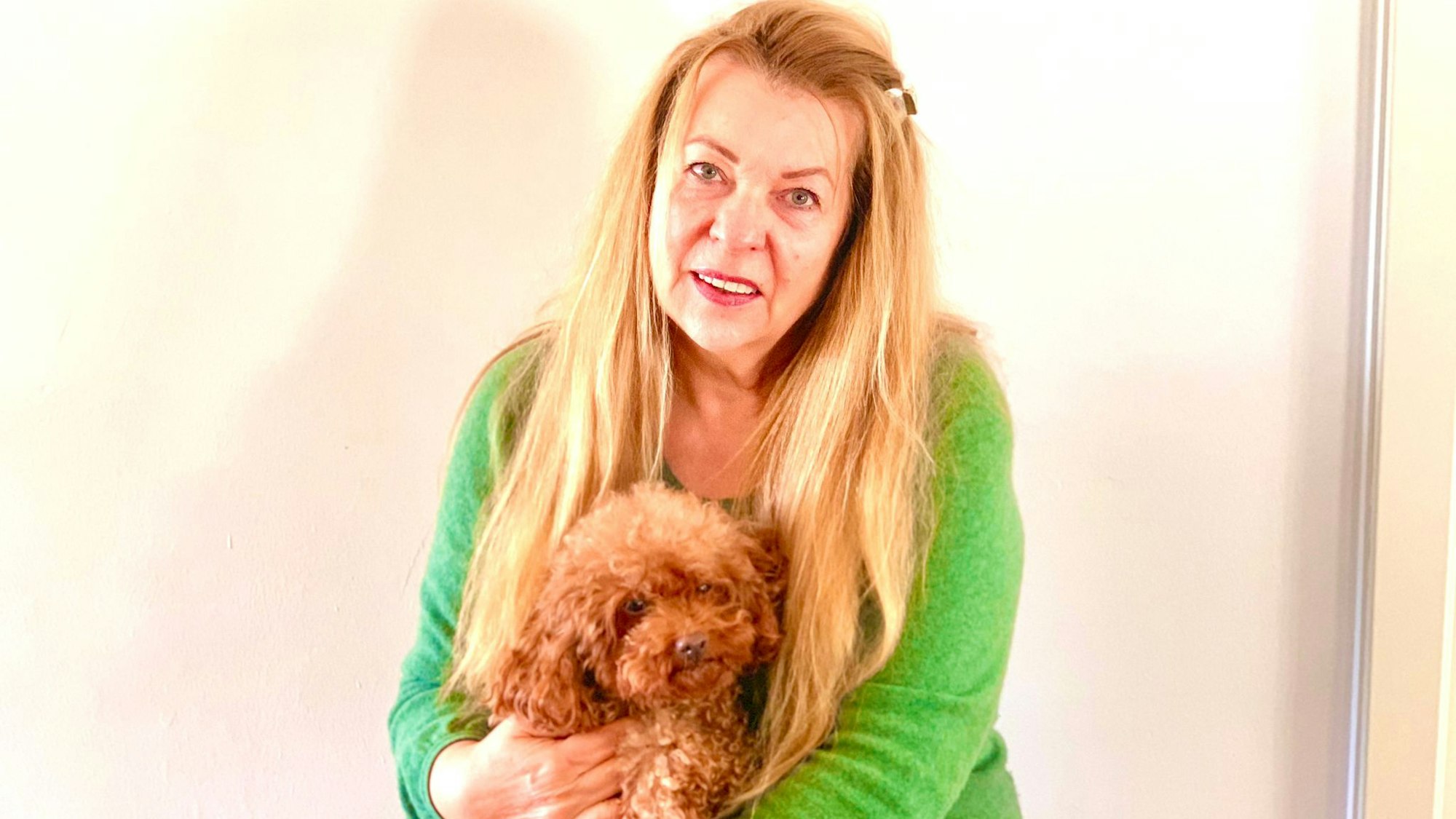 Doris Kreten-Kirchner im Portrait mit ihrem Toypudel.