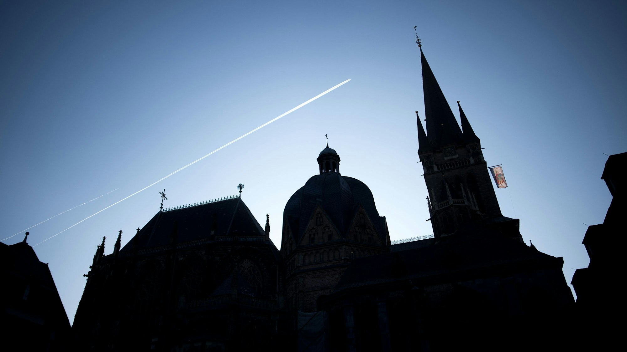 Der Aachener Dom vor blauem Himmel.picture alliance/dpa