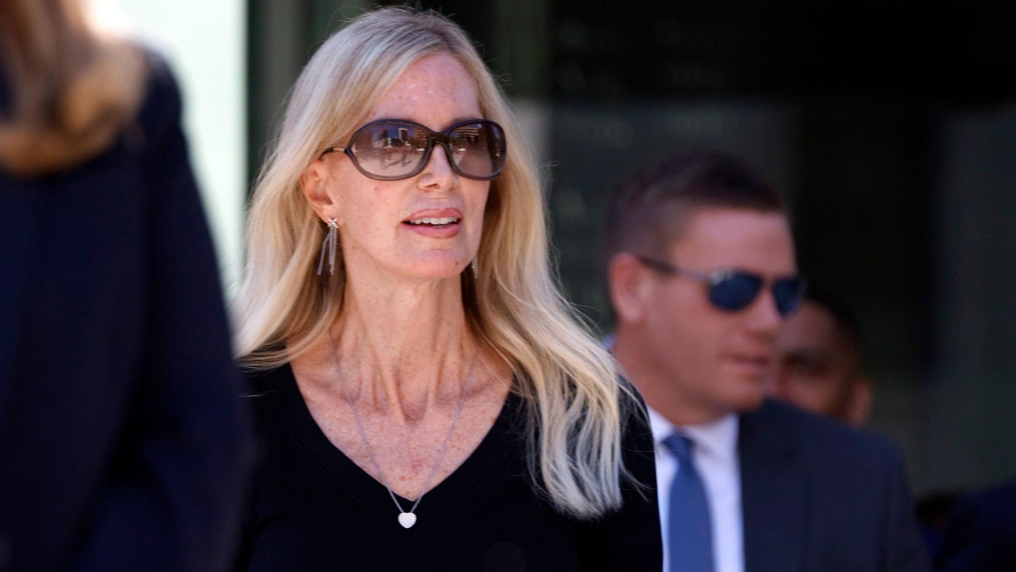 Beth Holloway verlässt am 18. Oktober 2023 das Gericht von Birmingham.