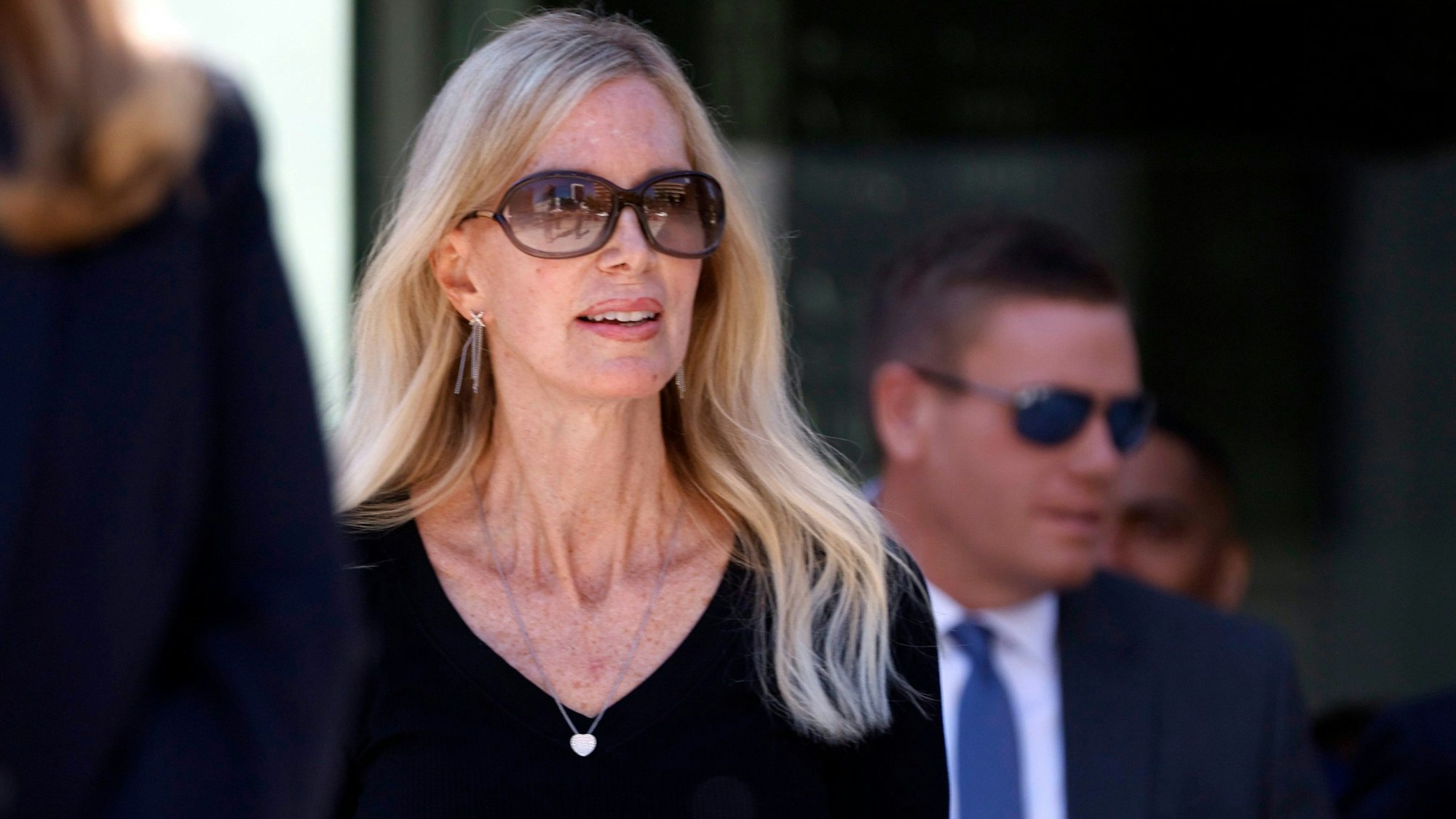 Beth Holloway verlässt am 18. Oktober 2023 das Gericht von Birmingham.