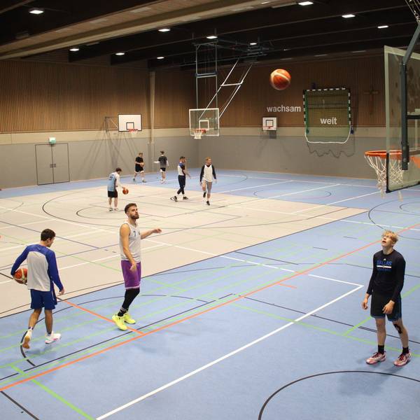 Spieler der ErftBaskets Bad Münstereifel trainieren in der sanierten Halle des St.-Angela-Gymnasiums.