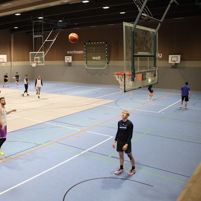 Spieler der ErftBaskets Bad Münstereifel trainieren in der sanierten Halle des St.-Angela-Gymnasiums.