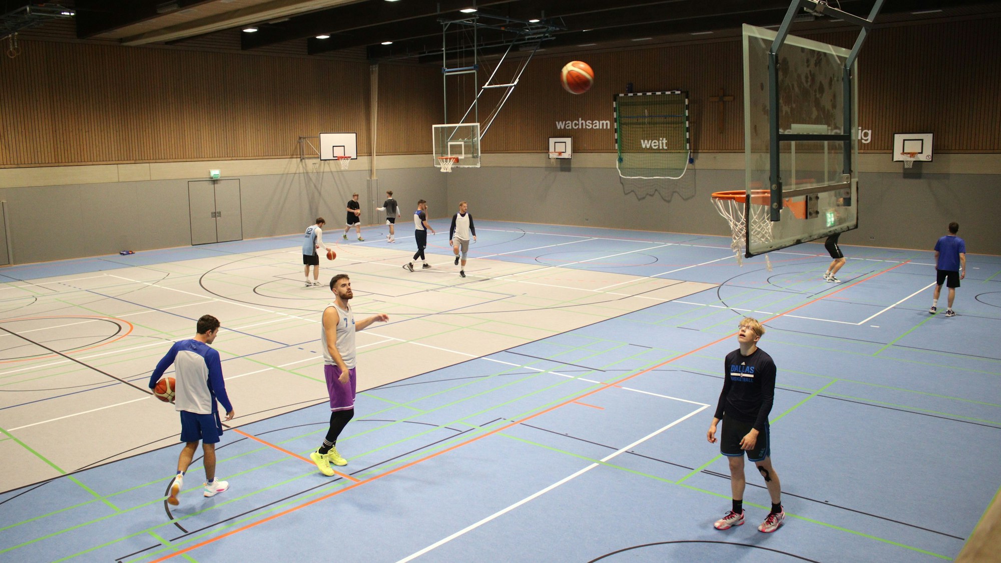 Spieler der ErftBaskets Bad Münstereifel trainieren in der sanierten Halle des St.-Angela-Gymnasiums.