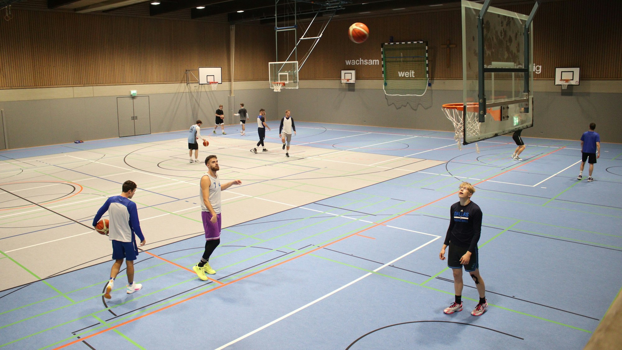 Spieler der ErftBaskets Bad Münstereifel beim Training in der St,-Angela-Halle.
