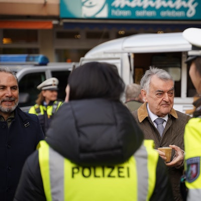 Herbert Reul war bei der Aktion „Coffee with a cop“ in Leichlingen Gast und sprach mit Polizeibeamten, Bürgerinnen und Bürgern.