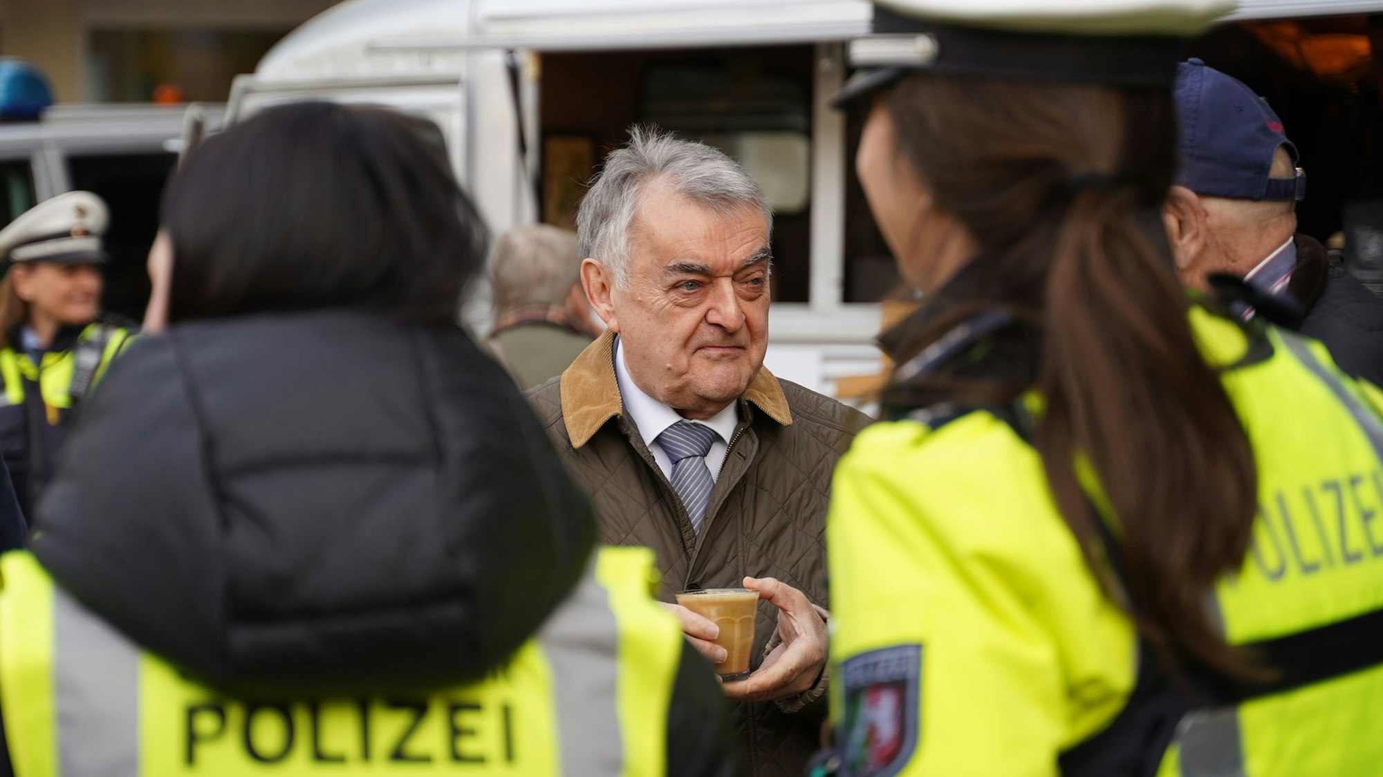 Herbert Reul war bei der Aktion „Coffee with a cop“ in Leichlingen Gast und sprach mit Polizeibeamten, Bürgerinnen und Bürgern.