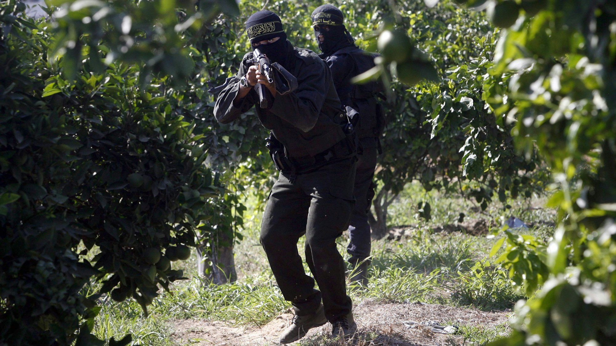 Bewaffnete Terroristen der militanten Gruppe Palästinische Islamische Dschihad zeigen sich bei einem eigens für die Presse organisierten Termin im September 2010.