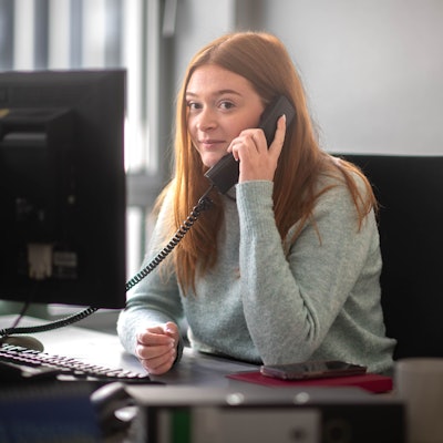 Das Bild zeigt Sina Waser an ihrem Schreibtisch in der Kreisverwaltung, während sie telefoniert.