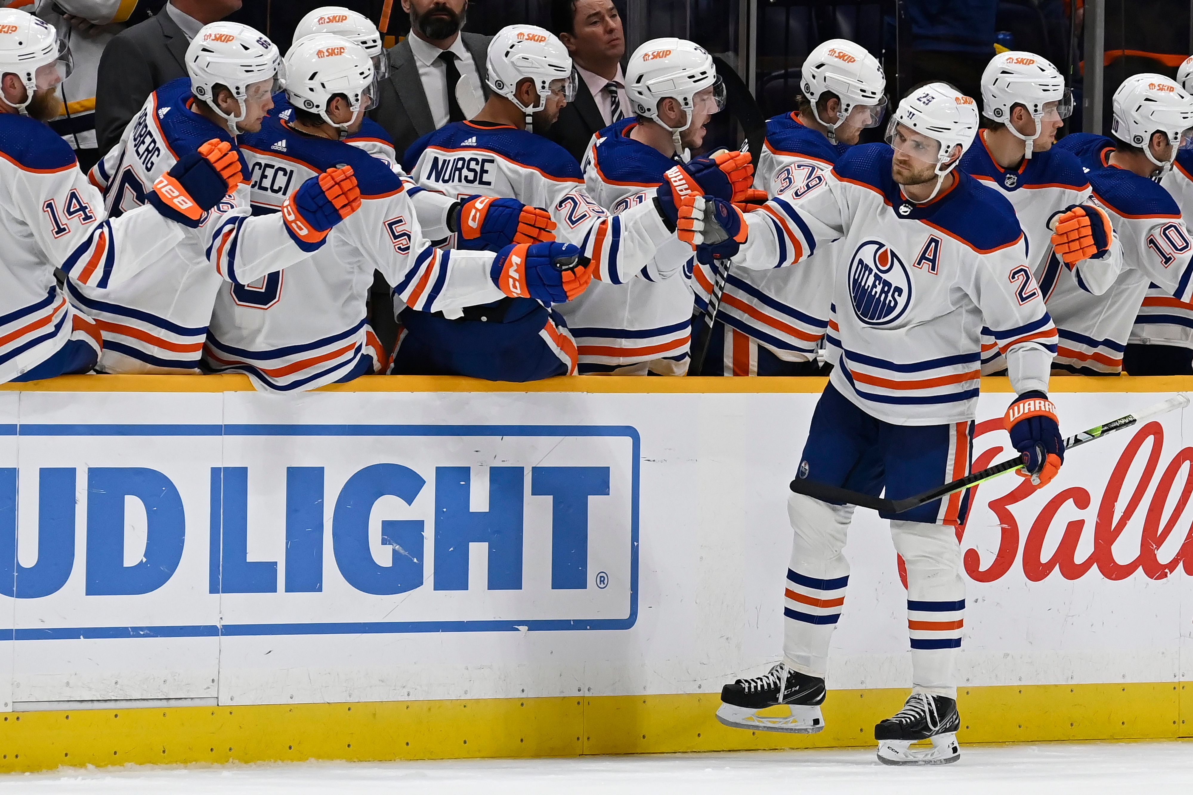 Leon Draisaitl (29) wird nach seinem Tor gegen die Nashville Predators beglückwünscht.