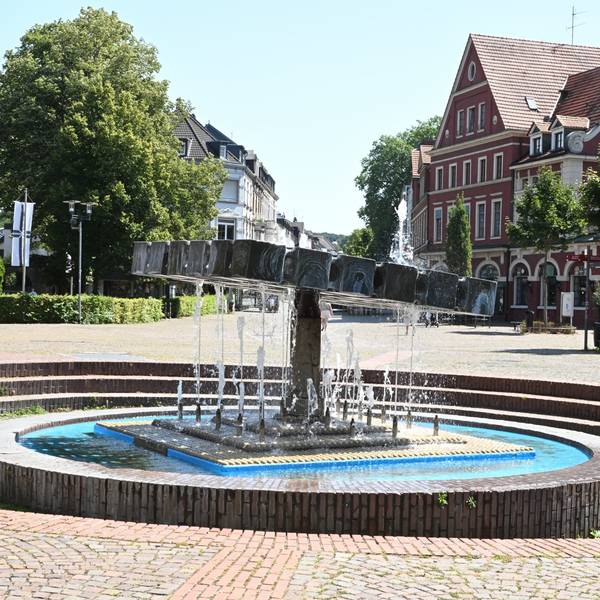 Das Waffeleisen steht in Bergisch Gladbachs Fußgängerzone.