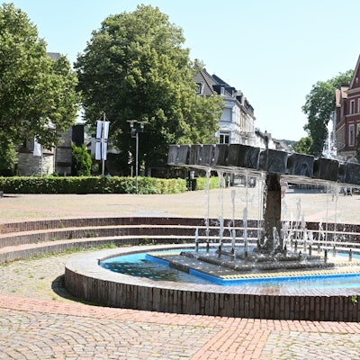 Das Waffeleisen steht in Bergisch Gladbachs Fußgängerzone.