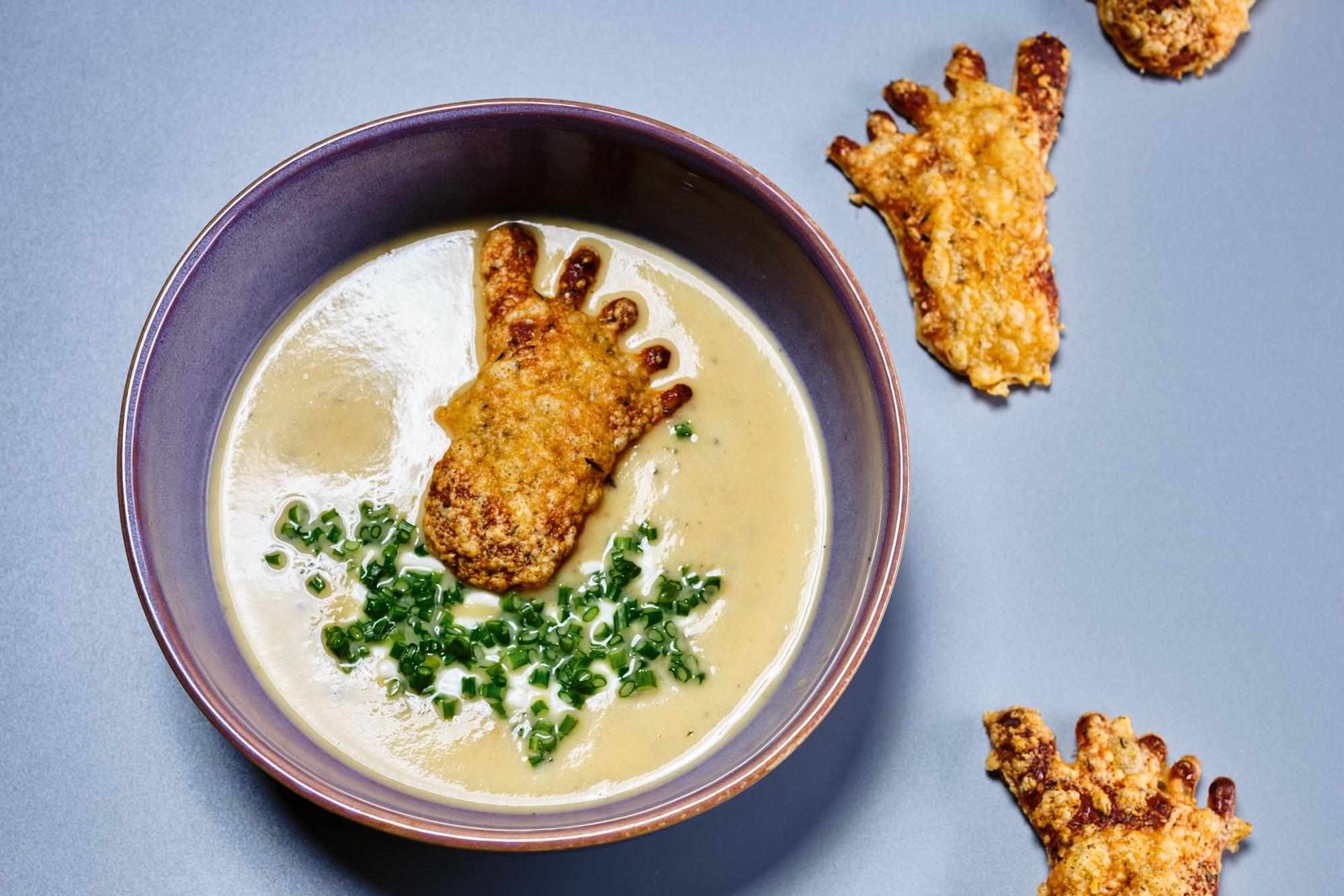 Rezeptbild aus dem Kochbuch "Kocht mit Checker Tobi"/ Kartoffelsuppe mit Käsefüßen