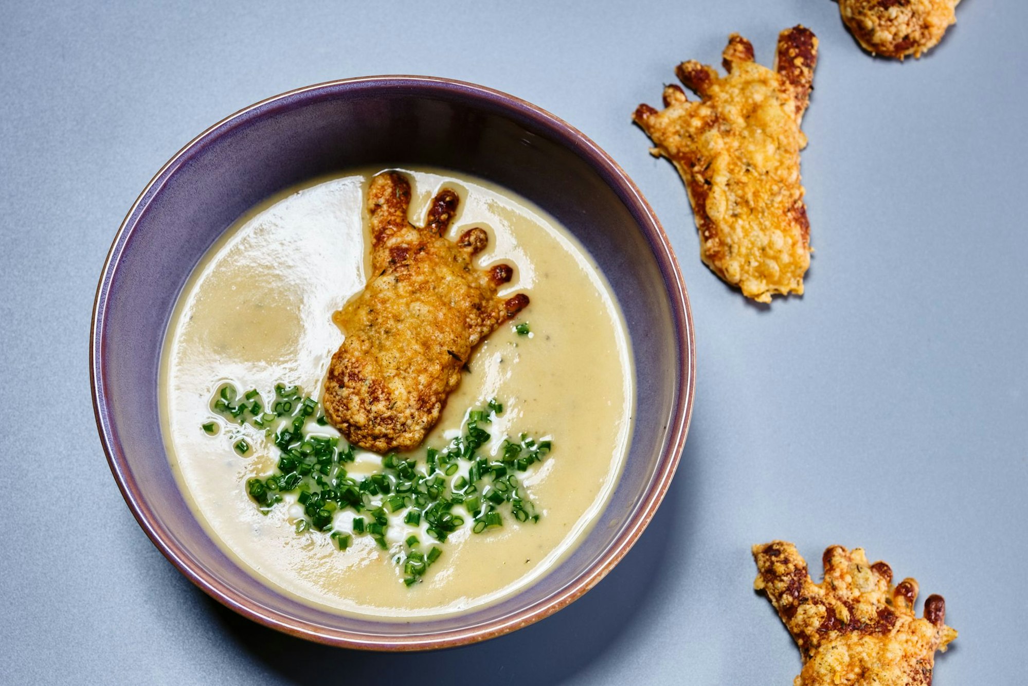Rezeptbild aus dem Kochbuch "Kocht mit Checker Tobi"/ Kartoffelsuppe mit Käsefüßen