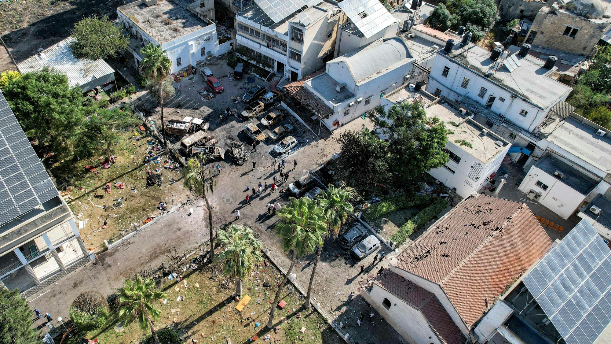 In dem Krankenhaus-Komplex Al-Ahli ist eine Rakete eingeschlagen und hat hunderte Menschen getötet. Israel macht die militante Gruppe „Islamische Dschihad“ verantwortlich.