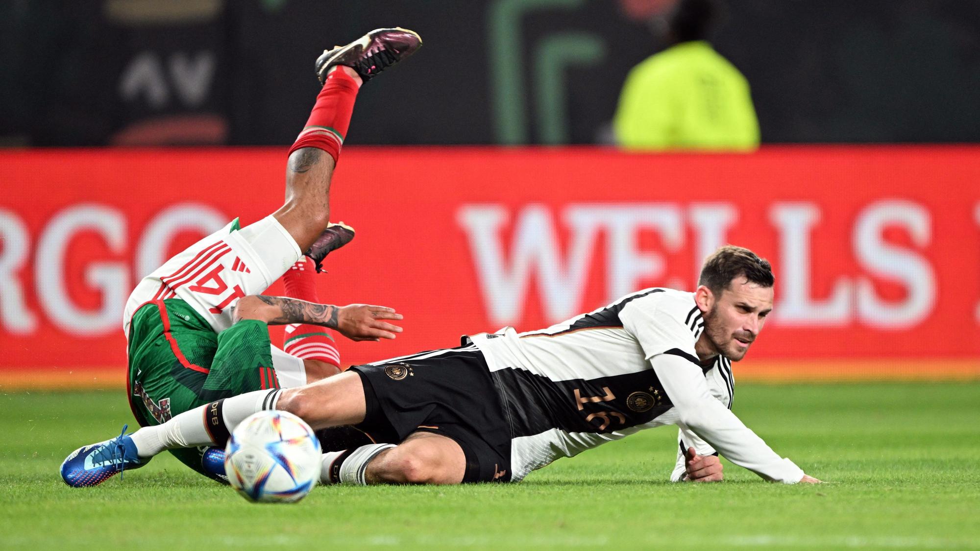 Pascal Groß und Mexikos Erick Sanchez kämpfen um den Ball, die deutsche Elf erlebte einen schwierigen Abend in Philadelphia.