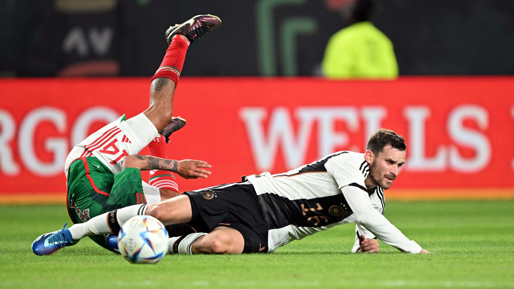 Pascal Groß und Mexikos Erick Sanchez kämpfen um den Ball, die deutsche Elf erlebte einen schwierigen Abend in Philadelphia.