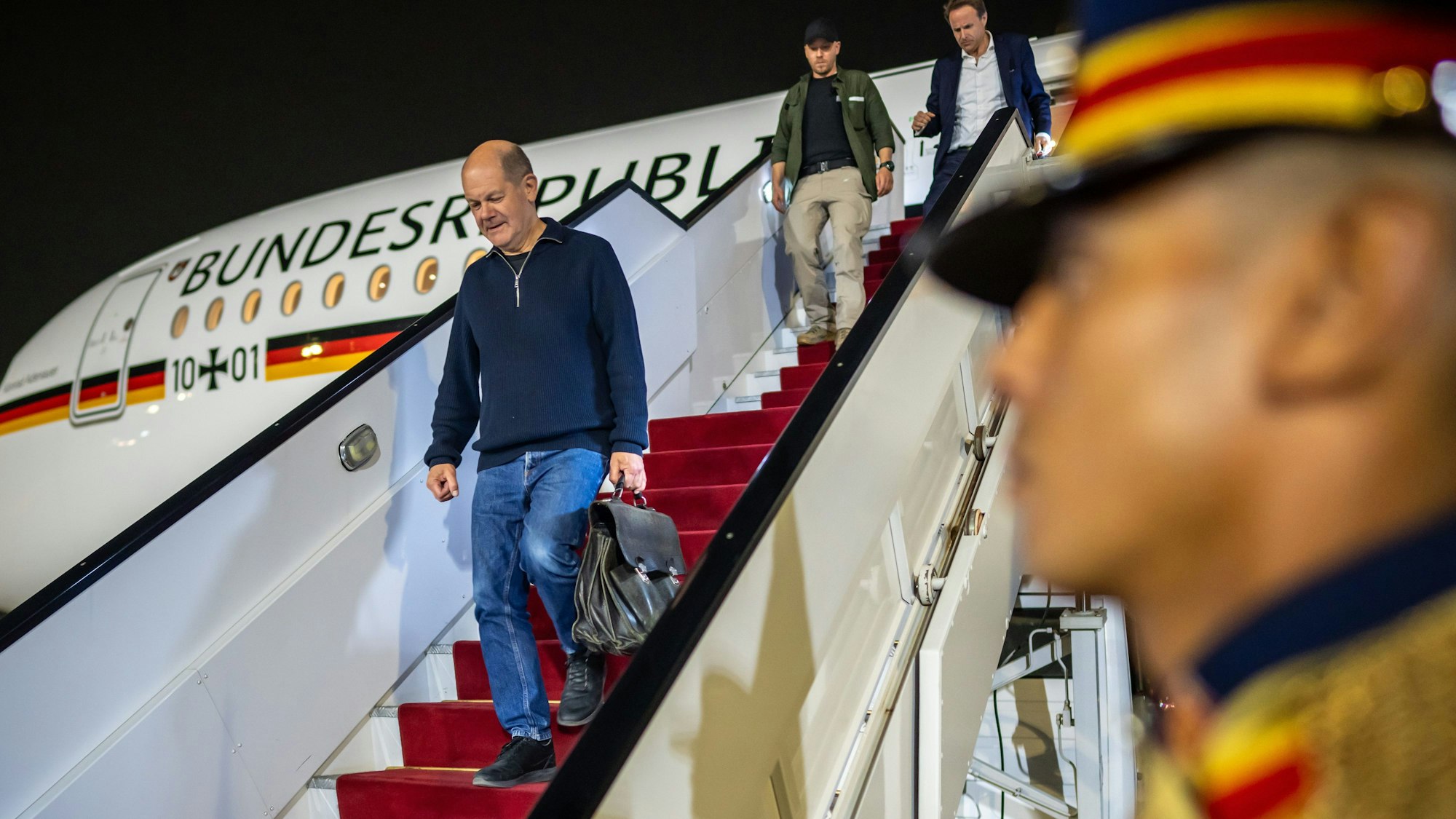 17.10.2023, Ägypten, Kairo: Bundeskanzler Olaf Scholz (SPD) steigt in Ägypten aus dem Flugzeug um am folgenden Tag politische Gespräche zu führen. Scholz hatte zuvor Israel einen Solidaritätsbesuch abgestattet. Foto: Michael Kappeler/dpa +++ dpa-Bildfunk +++