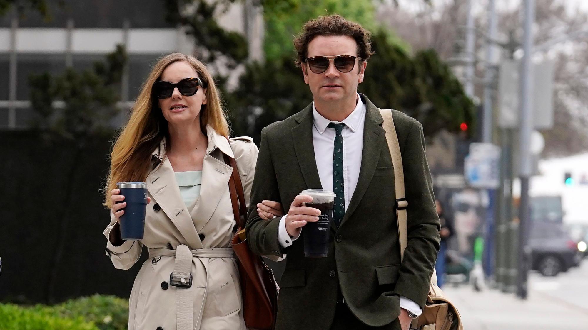Danny Masterson (r) und seine Frau Bijou Phillips kommen zu den Schlussplädoyers in seinem zweiten Vergewaltigungsprozess.
