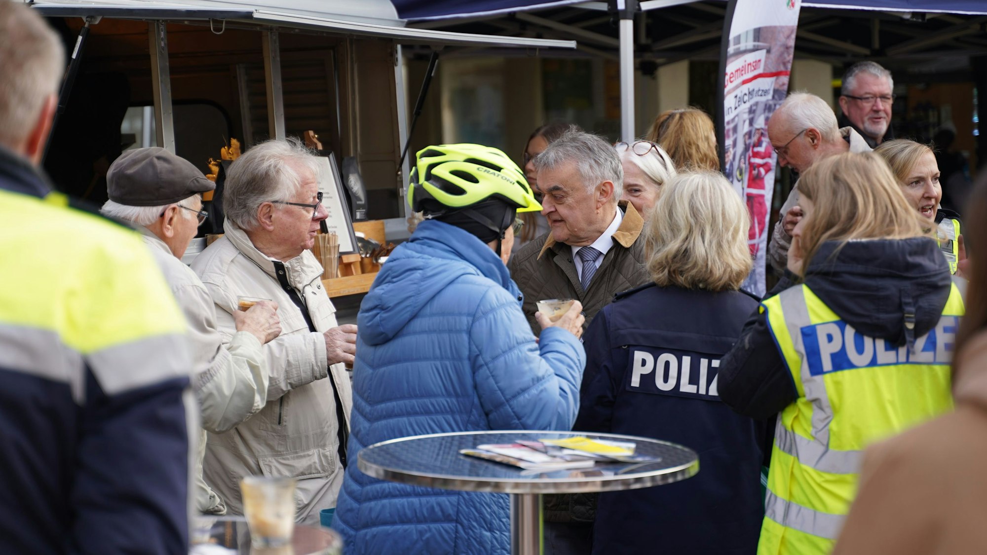 Als Herbert Reul beim „Coffee with a cop“ in Leichlingen auftaucht, suchten viele Menschen das Gespräch mit ihm.