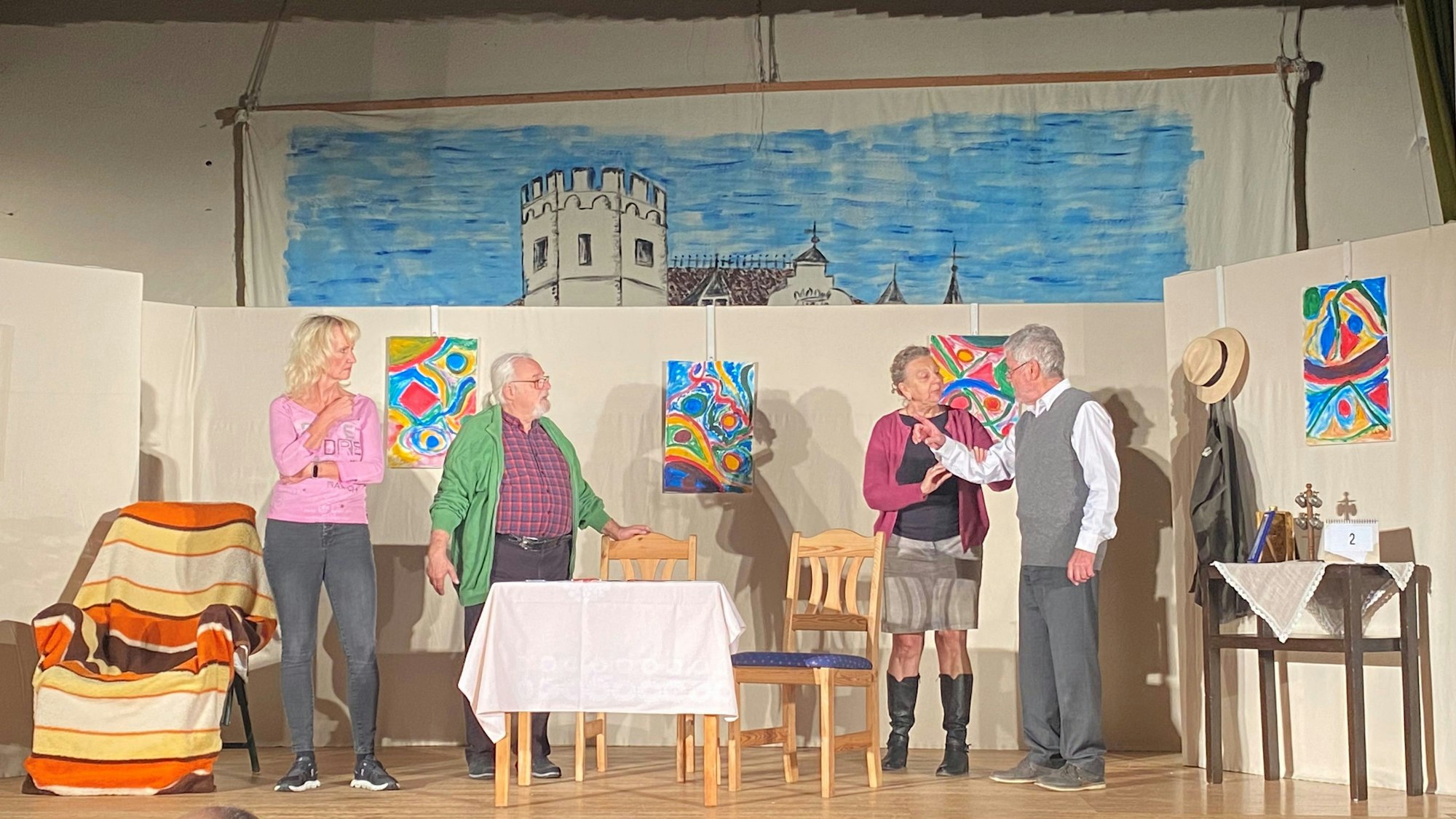 Die Leverkusener Theatergruppe „Die Drama-Ticker“ steht auf einer Bühne.