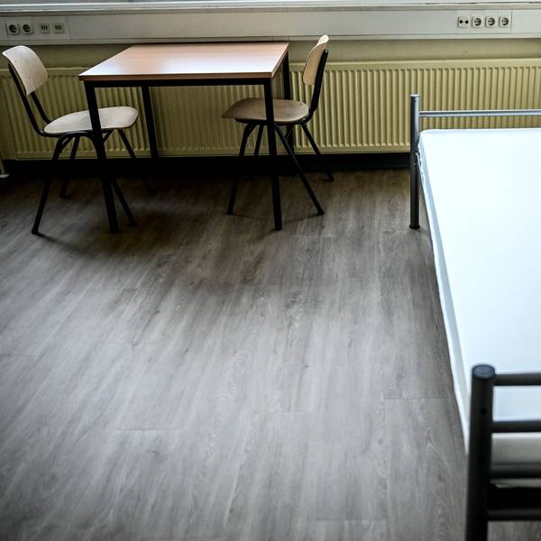 Das Bild zeigt ein Zimmer in einer Geflüchtetenunterkunft.