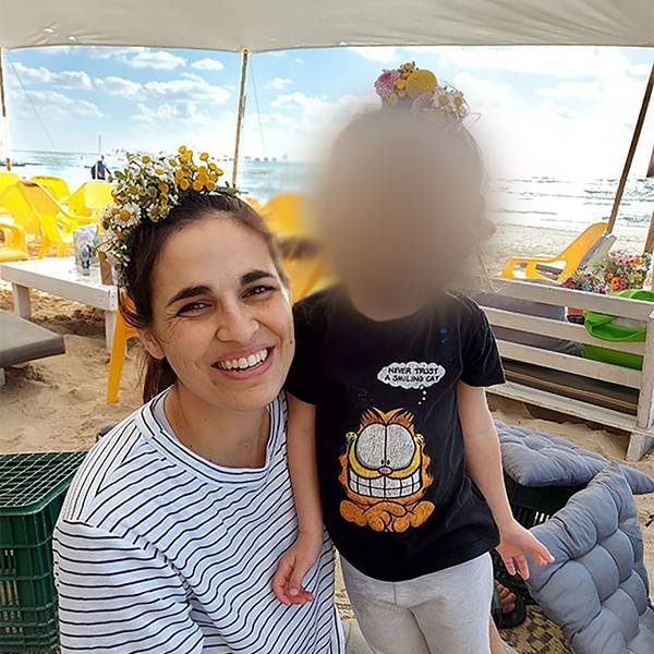 Das undatierte Foto zeigt die Deutsch-Israelin Yarden Romann mit ihrer Tochter Gefen.