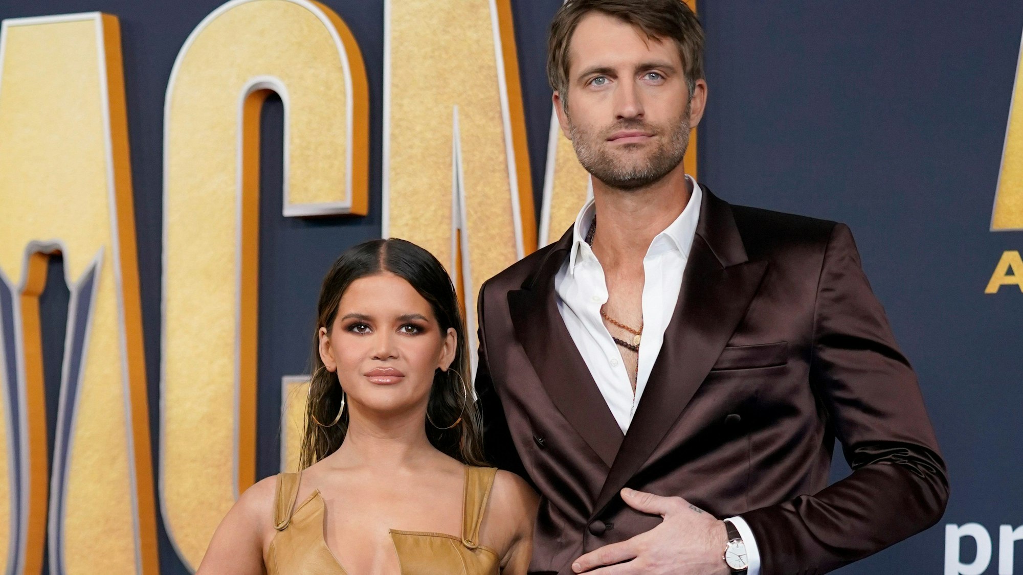 Maren Morris (l) und Ryan Hurd kommen zu den 57. Academy of Country Music Awards in das Allegiant Stadium in Las Vegas.